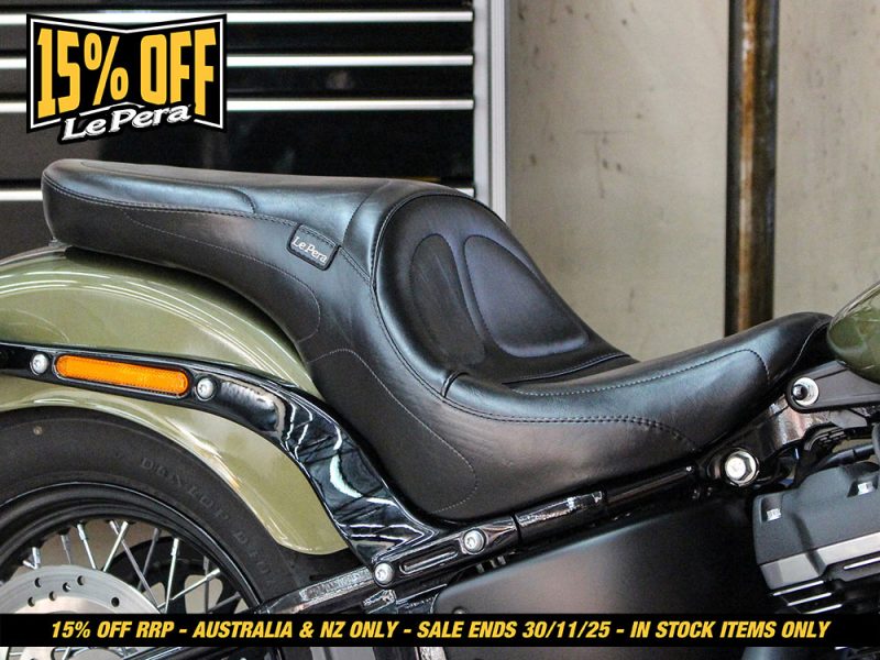 Black motorcycle seat with "Le Pera" branding on a vintage green Harley Davidson bike.